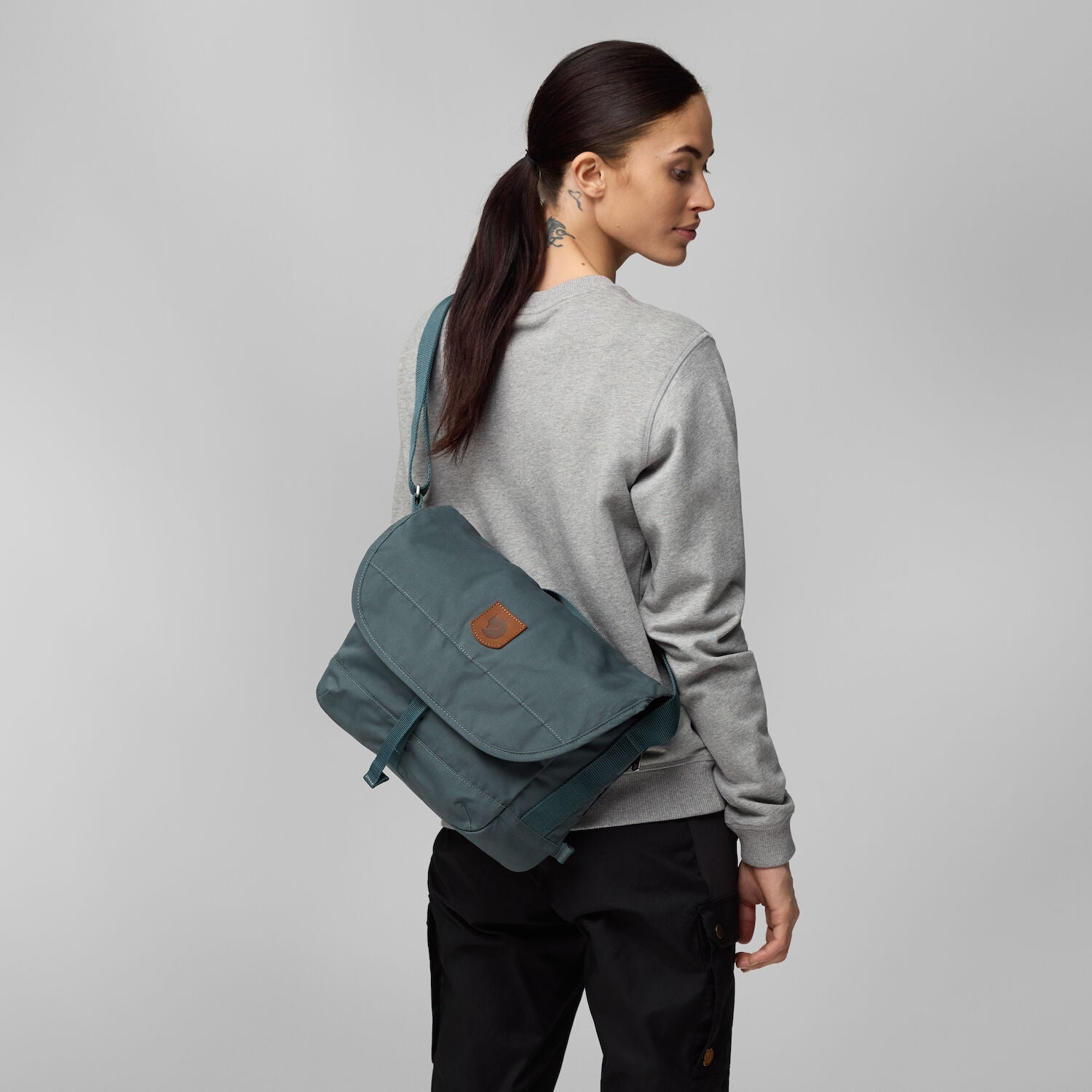 Greenland_Shoulder_Bag_Small_23155-046_D_MODEL_FJR.jpg
