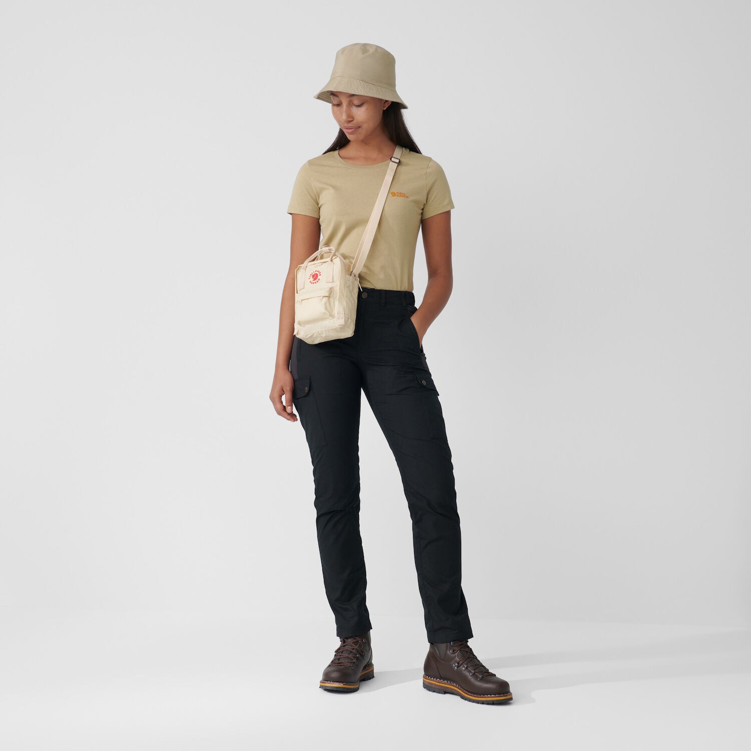 Kanken_Sling_23797-115_C_MODEL_FJR.jpg