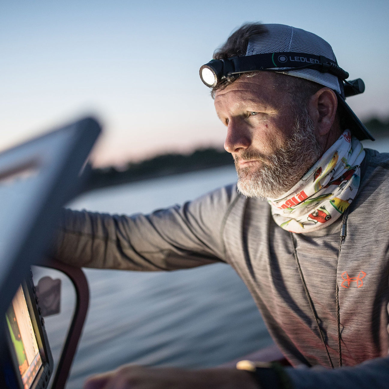 Ledlenser_880385_MH10_Headlamp_Lifestyle_Fishing.jpg
