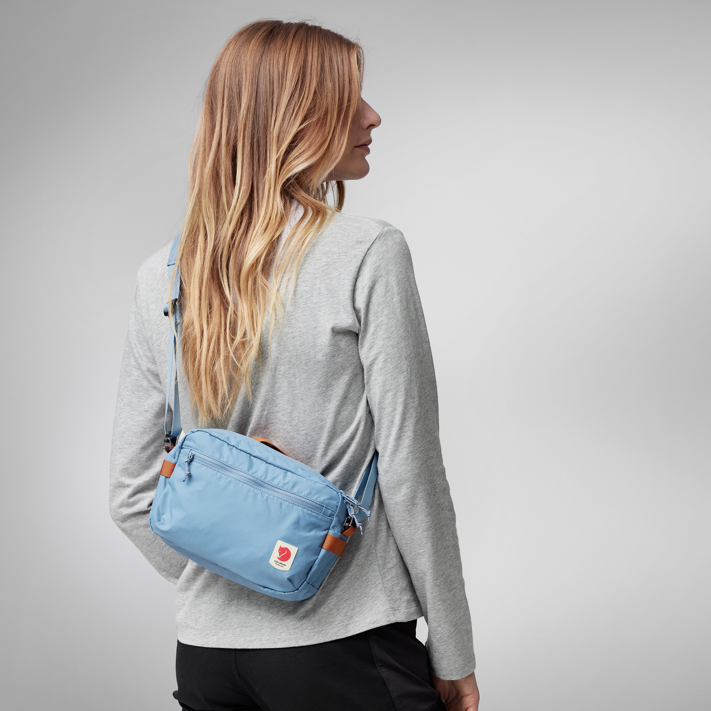 High_Coast_Crossbody_23227-543_C_MODEL_FJR.jpg